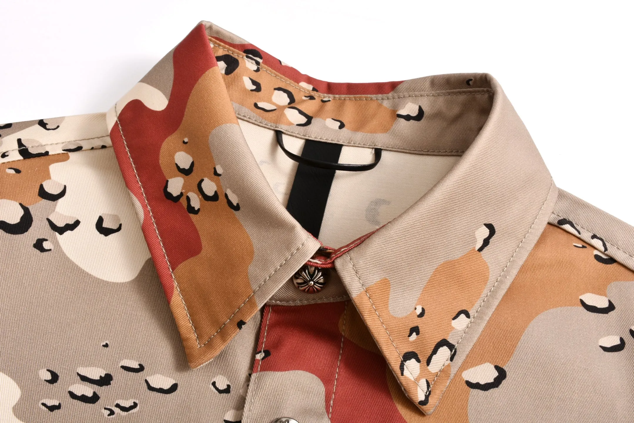 🅿️620 [Exclusive supply] CH Crow Heart Camouflage Short-Sleeved Shirt (Red) Purchased and developed by a Los Angeles agent for US$3,200. This style is made of custom-made military canvas fabric, restored 1:1 according to the original model, and printed with camouflage patterns. The customization period for the chest sex pattern stamp is 20 days, the minimum order is 1800 pieces, and the color plate is matched. The hardware buckles are all made of electroplated 925 silver material, the weight is perfectly restored, and they are aged and oxidized to black. Size:S-M-L